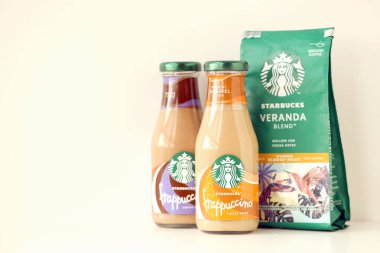 KYIV, UKRAINE - 20 Nisan 2024 Starbucks Frappuccino Kahve İçeceği. Seattle merkezli Starbucks, 62 ülkede 20.000 'den fazla mağazası olan dünyanın en büyük kahve evi.