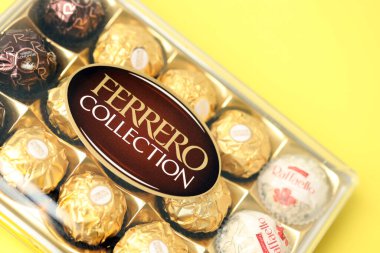 KYIV, UKRAINE - 20 Nisan 2024 Ferrero çikolata ürünleri koleksiyonu. Ferrero Rocher, 1946 yılında Alba, İtalya 'da kurulan İtalyan çikolata üreticisi.