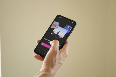 KYIV, UKRAINE - 20 Haziran 2024 Whee, arkadaşlar ve aboneler arasında fotoğraf paylaşımı için Asyalı akıllı telefon kullanıcıları için instagram benzeri bir uygulamadır