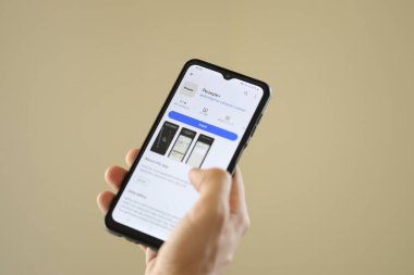 KYIV, UKRAINE - 20 Haziran 2024 Rezerv 'le akıllı telefon ve akıllı telefon için Ukraynalı uygulama.