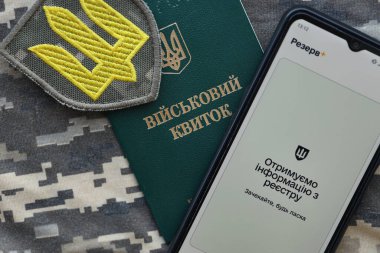 KYIV, UKRAINE - 20 Haziran 2024 Rezerv artı - Ukraynalı akıllı telefon uygulaması askerlerin askere alınması ve askerlerin askere alınması hakkında kişisel bilgilere sahip