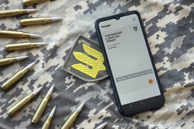 KYIV, UKRAINE - 20 Haziran 2024 Rezerv artı - Ukraynalı akıllı telefon uygulaması askerlerin askere alınması ve askerlerin askere alınması hakkında kişisel bilgilere sahip