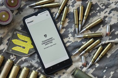 KYIV, UKRAINE - 20 Haziran 2024 Rezerv artı - Ukraynalı akıllı telefon uygulaması askerlerin askere alınması ve askerlerin askere alınması hakkında kişisel bilgilere sahip