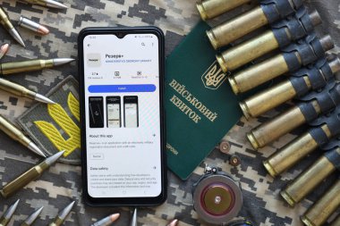 KYIV, UKRAINE - 20 Haziran 2024 Rezerv artı - Ukraynalı akıllı telefon uygulaması askerlerin askere alınması ve askerlerin askere alınması hakkında kişisel bilgilere sahip