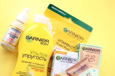 KYIV, UKRAINE - 20 Nisan 2024 Garnier yapımı, şirket logosu yakın plan. Garnier, Fransız kozmetik şirketi LOreal 'in bir kitle pazarı kozmetik markası.