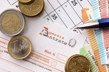 KYIV, UKRAINE - 20 Nisan 2024 Agenzia Boş vergi formundan logo girin ve ofis masası ve kalem üzerinde birçok euro banknotları