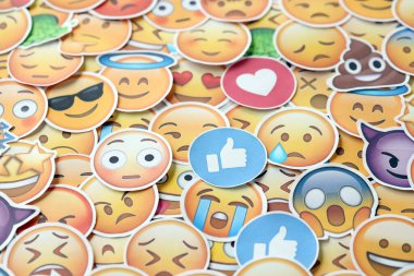 KYIV, UKRAINE - 20 Nisan 2024 Emoji sarı yüzlü çıkartmalar. Emoji, elektronik mesajlarda ve web sayfalarında kullanılan ve metne gömülü bir resim veya gülen yüzdür.