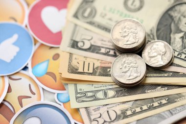 KYIV, UKRAINE - 20 Nisan 2024 dolar para ve Emoji sarı yüzlü büyük çıkartmalar. Sm kavramı, smo sosyal medyada yükseltmek için ödeme yaptı. Geribildirim ve ödenmiş sahte tepkiler