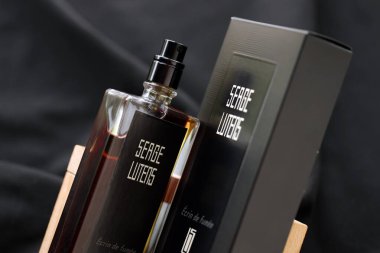 KYIV, UKRAINE - 20 Nisan 2024 Serge Lutens Ecrin de Fumee parfümü. Serge Lutens, Fransız parfüm üreticisi. Genellikle kendi adını taşıyan moda evi parfüm şirketi ile tanınır.