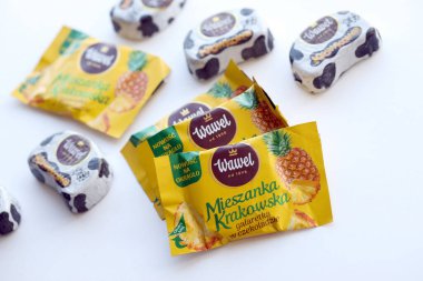 KYIV, UKRAINE - 20 Nisan, 2024 Wawel çikolata üretimi. Wawel, Polonya 'nın Krakow şehrinde 1898' de kurulan çikolatalı gofret ve atıştırmalık üreten Polonyalı bir şekerleme şirketi.