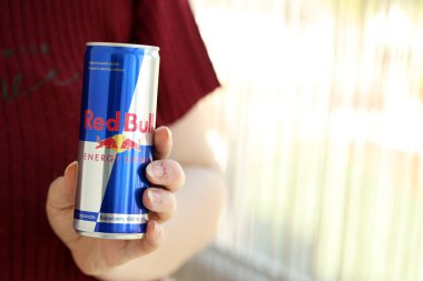 KYIV, UKRAINE - 20 Nisan 2024 Red Bull orijinal alüminyum teneke içeceği kapanıyor