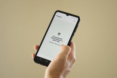 KYIV, UKRAINE - 20 Haziran 2024 Rezerv 'le akıllı telefon ve akıllı telefon için Ukraynalı uygulama.