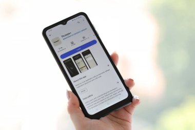 KYIV, UKRAINE - 20 Haziran 2024 Rezerv 'le akıllı telefon ve akıllı telefon için Ukraynalı uygulama.