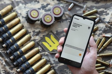 KYIV, UKRAINE - 20 Haziran 2024 Rezerv artı - Ukraynalı akıllı telefon uygulaması askerlerin askere alınması ve askerlerin askere alınması hakkında kişisel bilgilere sahip