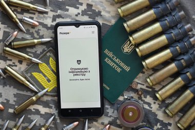 KYIV, UKRAINE - 20 Haziran 2024 Rezerv artı - Ukraynalı akıllı telefon uygulaması askerlerin askere alınması ve askerlerin askere alınması hakkında kişisel bilgilere sahip
