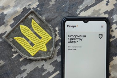 KYIV, UKRAINE - 20 Haziran 2024 Rezerv artı - Ukraynalı akıllı telefon uygulaması askerlerin askere alınması ve askerlerin askere alınması hakkında kişisel bilgilere sahip