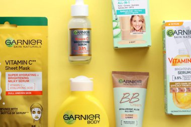 KYIV, UKRAINE - 20 Nisan 2024 Garnier yapımı, şirket logosu yakın plan. Garnier, Fransız kozmetik şirketi LOreal 'in bir kitle pazarı kozmetik markası.