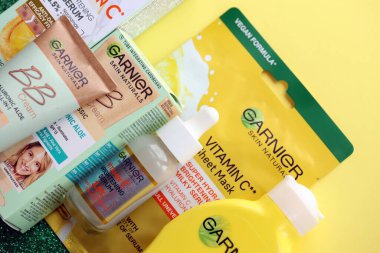 KYIV, UKRAINE - 20 Nisan 2024 Garnier yapımı, şirket logosu yakın plan. Garnier, Fransız kozmetik şirketi LOreal 'in bir kitle pazarı kozmetik markası.