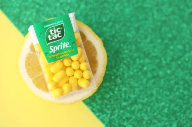 KYIV, UKRAINE - 20 Nisan, 2024 Tic Tac sert naneli Sprite serisi limon ve limon aromalı. Tic Tac Hard naneler 1968 'den beri Ferrero tarafından üretiliyor.