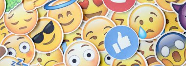 KYIV, UKRAINE - 20 Nisan 2024 Emoji sarı yüzlü çıkartmalar. Emoji, elektronik mesajlarda ve web sayfalarında kullanılan ve metne gömülü bir resim veya gülen yüzdür.