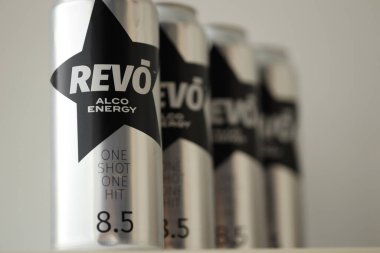 KYIV, UKRAINE - 20 Nisan 2024 Revo alco enerji içeceği yeni tasarımda siyah yıldızlı logo yakın plan