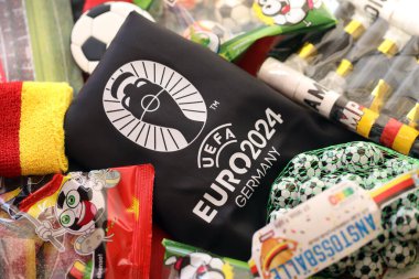 KYIV, UKRAINE - 20 Nisan 2024 UEFA Resmi UEFA Euro 2024 Almanya hayran kitlesindeki hatıra üretimi logoyu kapatın