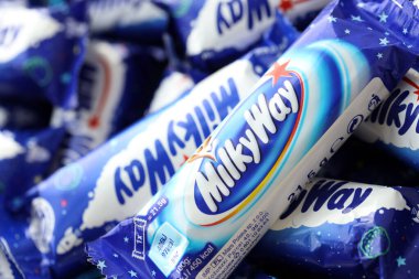 KYIV, UKRAINE - 20 Nisan 2024 Samanyolu veya Samanyolu küçük çikolataları. Samanyolu çikolataları 1924 'ten beri dünyaca ünlü ürünlerdir.