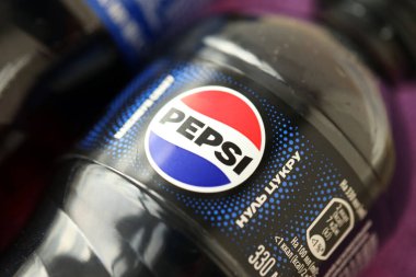 KYIV, UKRAINE - 20 Nisan 2024 Pepsi küçük 330 ml plastik şişe içeceği ve kapalı alan. Pepsi, PepsiCo tarafından üretilen karbonatlı meşrubattır.
