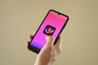 KYIV, UKRAINE - 20 Haziran 2024 Whee, arkadaşlar ve aboneler arasında fotoğraf paylaşımı için Asyalı akıllı telefon kullanıcıları için instagram benzeri bir uygulamadır