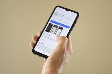 KYIV, UKRAINE - 20 Haziran 2024 Rezerv 'le akıllı telefon ve akıllı telefon için Ukraynalı uygulama.