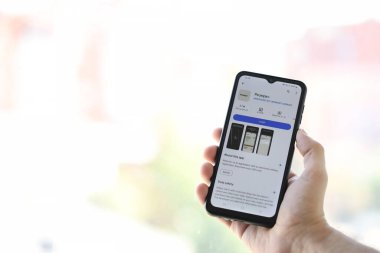 KYIV, UKRAINE - 20 Haziran 2024 Rezerv 'le akıllı telefon ve akıllı telefon için Ukraynalı uygulama.