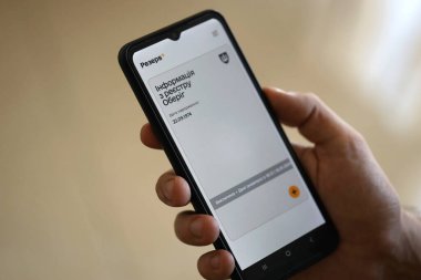 KYIV, UKRAINE - 20 Haziran 2024 Rezerv 'le akıllı telefon ve akıllı telefon için Ukraynalı uygulama.