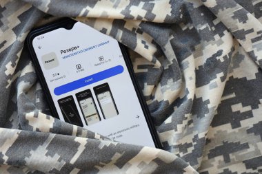 KYIV, UKRAINE - 20 Haziran 2024 Rezerv artı - Ukraynalı akıllı telefon uygulaması askerlerin askere alınması ve askerlerin askere alınması hakkında kişisel bilgilere sahip