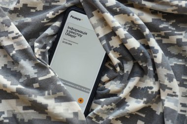 KYIV, UKRAINE - 20 Haziran 2024 Rezerv artı - Ukraynalı akıllı telefon uygulaması askerlerin askere alınması ve askerlerin askere alınması hakkında kişisel bilgilere sahip