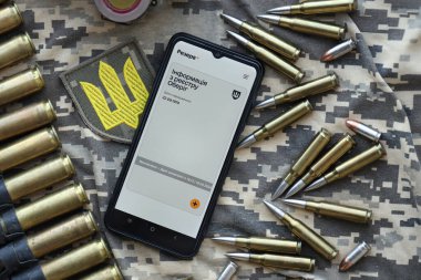 KYIV, UKRAINE - 20 Haziran 2024 Rezerv artı - Ukraynalı akıllı telefon uygulaması askerlerin askere alınması ve askerlerin askere alınması hakkında kişisel bilgilere sahip