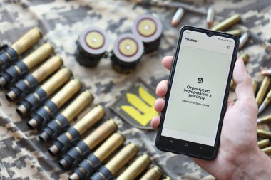 KYIV, UKRAINE - 20 Haziran 2024 Rezerv artı - Ukraynalı akıllı telefon uygulaması askerlerin askere alınması ve askerlerin askere alınması hakkında kişisel bilgilere sahip