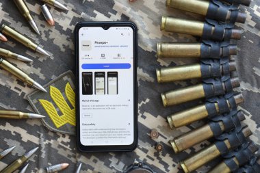 KYIV, UKRAINE - 20 Haziran 2024 Rezerv artı - Ukraynalı akıllı telefon uygulaması askerlerin askere alınması ve askerlerin askere alınması hakkında kişisel bilgilere sahip