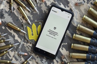 KYIV, UKRAINE - 20 Haziran 2024 Rezerv artı - Ukraynalı akıllı telefon uygulaması askerlerin askere alınması ve askerlerin askere alınması hakkında kişisel bilgilere sahip
