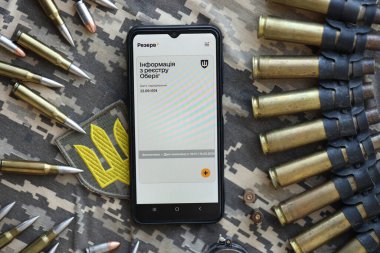 KYIV, UKRAINE - 20 Haziran 2024 Rezerv artı - Ukraynalı akıllı telefon uygulaması askerlerin askere alınması ve askerlerin askere alınması hakkında kişisel bilgilere sahip