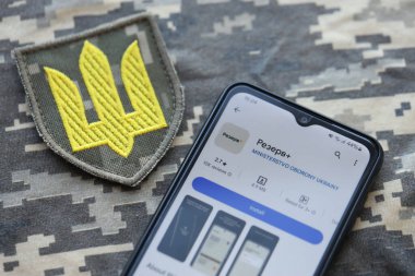 KYIV, UKRAINE - 20 Haziran 2024 Rezerv artı - Ukraynalı akıllı telefon uygulaması askerlerin askere alınması ve askerlerin askere alınması hakkında kişisel bilgilere sahip