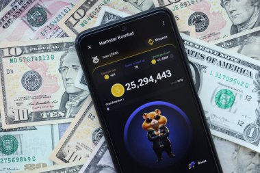 KYIV, UKRAINE - 20 Haziran 2024 Hamster Kombat 2 akıllı telefon ekranında küçük bir oyun kazandı.