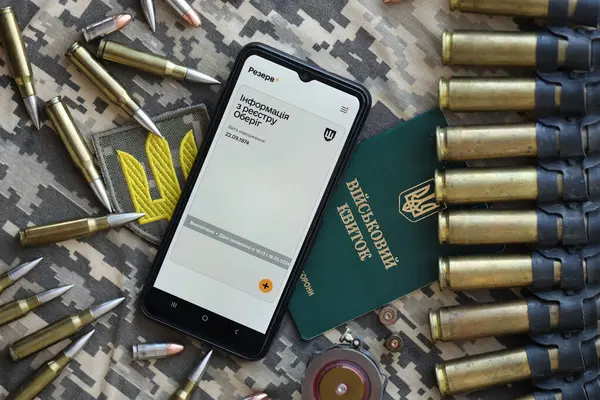 KYIV, UKRAINE - 20 Haziran 2024 Rezerv artı - Ukraynalı akıllı telefon uygulaması askerlerin askere alınması ve askerlerin askere alınması hakkında kişisel bilgilere sahip