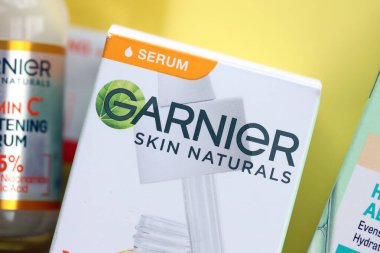 KYIV, UKRAINE - 20 Nisan 2024 Garnier yapımı, şirket logosu yakın plan. Garnier, Fransız kozmetik şirketi LOreal 'in bir kitle pazarı kozmetik markası.