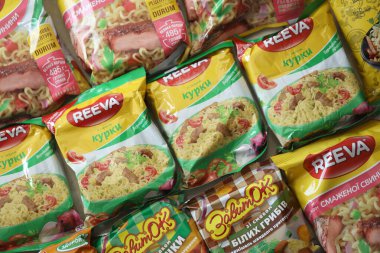 KYIV, UKRAINE - 20 Nisan 2024 Çeşitli markalar ve üreticiler tarafından hızlı pişirilmek üzere birçok hazır erişte paketi