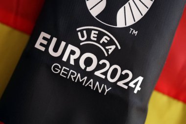 KYIV, UKRAINE - 20 Nisan 2024 UEFA Resmi UEFA Euro 2024 Almanya hayran kitlesindeki hatıra üretimi logoyu kapatın