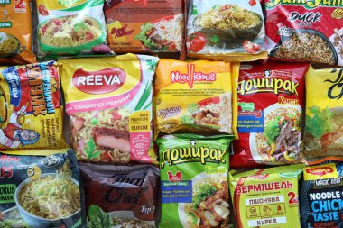 KYIV, UKRAINE - 20 Nisan 2024 Çeşitli markalar ve üreticiler tarafından hızlı pişirilmek üzere birçok hazır erişte paketi