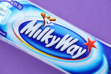 KYIV, UKRAINE - 20 Nisan 2024 Samanyolu veya Samanyolu küçük çikolatası. Samanyolu çikolataları 1924 'ten beri dünyaca ünlü ürünlerdir.