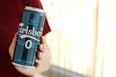KYIV, UKRAINE - 20 Nisan 2024 Carlsberg sıfır alkol birası alüminyum teneke kutu kapanıyor