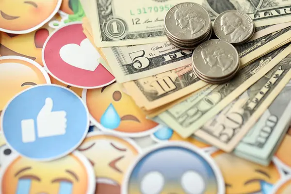 KYIV, UKRAINE - 20 Nisan 2024 dolar para ve Emoji sarı yüzlü büyük çıkartmalar. Sm kavramı, smo sosyal medyada yükseltmek için ödeme yaptı. Geribildirim ve ödenmiş sahte tepkiler