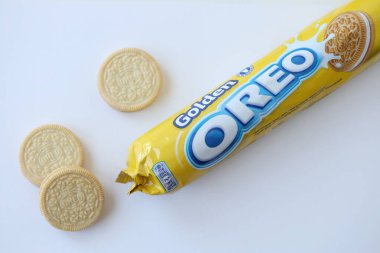 KYIV, UKRAINE - 20 Nisan 2024 Oreo Golden Çıtır Kurabiye Paketleri. Oreo markası, Mondelez International adlı Amerikan şirketine ait.